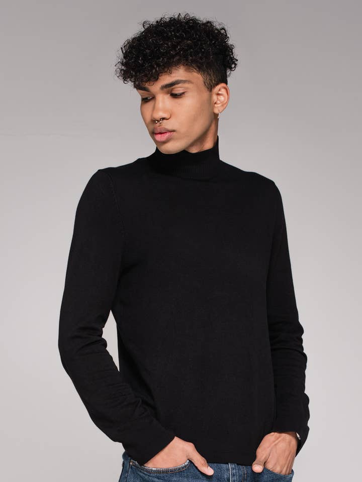 Intimidea Men's M/L Cashmere Turtleneck Sweater for wholesale by Intimidea