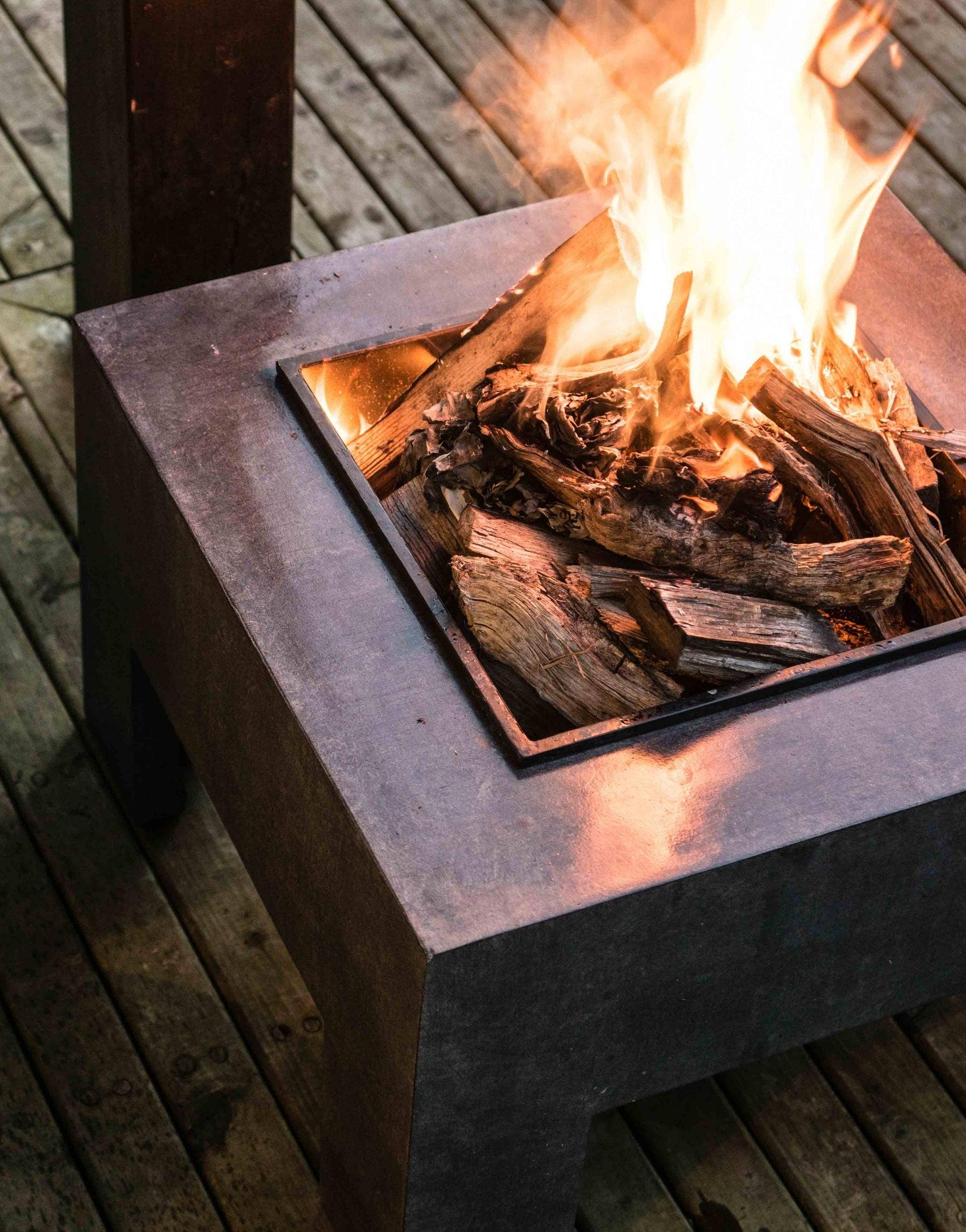 Ivyline – Großhandel Feuerstelle – Outdoor-Pool und Feuerstelle aus Stahl & quadratischer Fibreclay-Konsole8