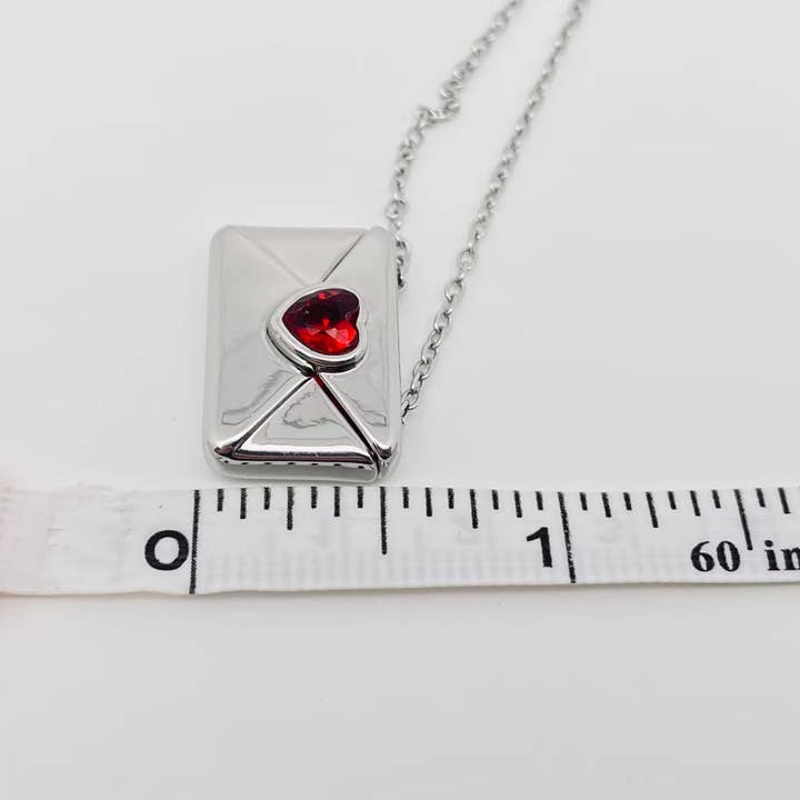 Mio Queena – Großhandel Kette mit Anhänger/Charm – Halskette mit kubischen Zirkonia-Umschlägen in Herzform mit Aufschrift „I Love You“5