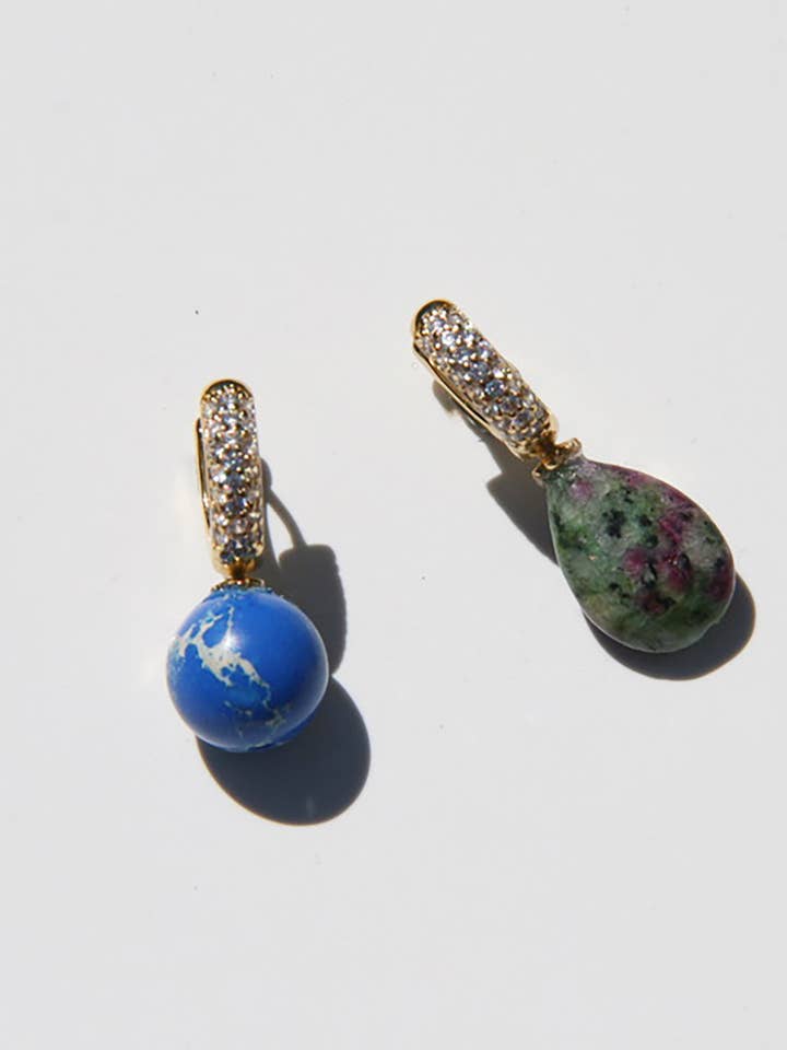 Brincos Huggie ZOE Banhados a Ouro com Zircónias e Pedras Preciosas por atacado de By Orly