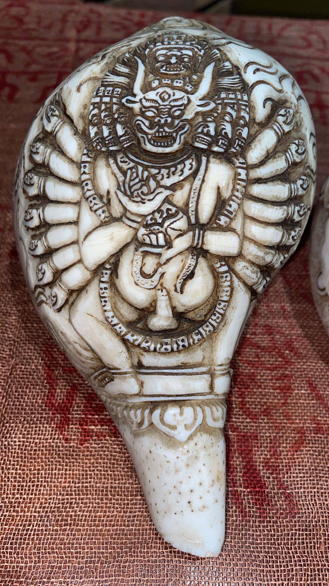 Katmandu Trading Co. - Wholesale Decorative Tabletop Object - Hand-Carved Conch Sankha Shell Assorted Iconography (L)4