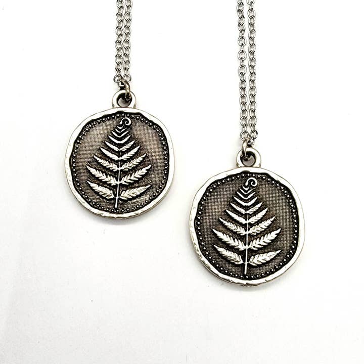 MergingMetals - Vente Colliers à pendentif - Collier Pendentif Fougère des Bois – Médaillon Forêt Argentée1