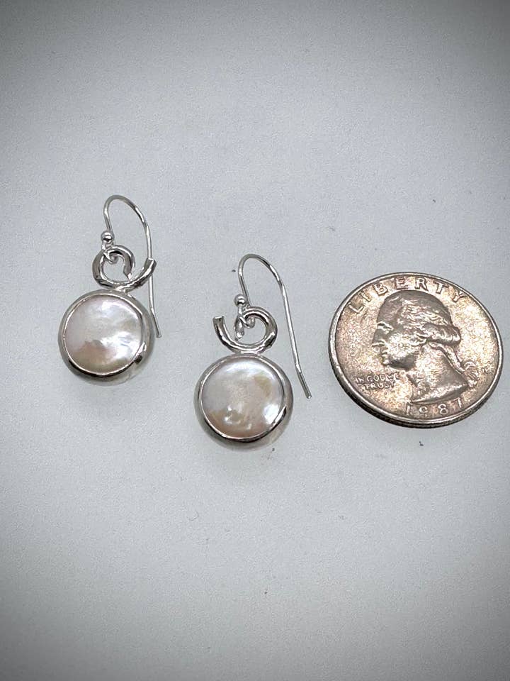 Sterling och sötvattensmyntpärlörhängen för wholesale av Morgan McGeehan Designs