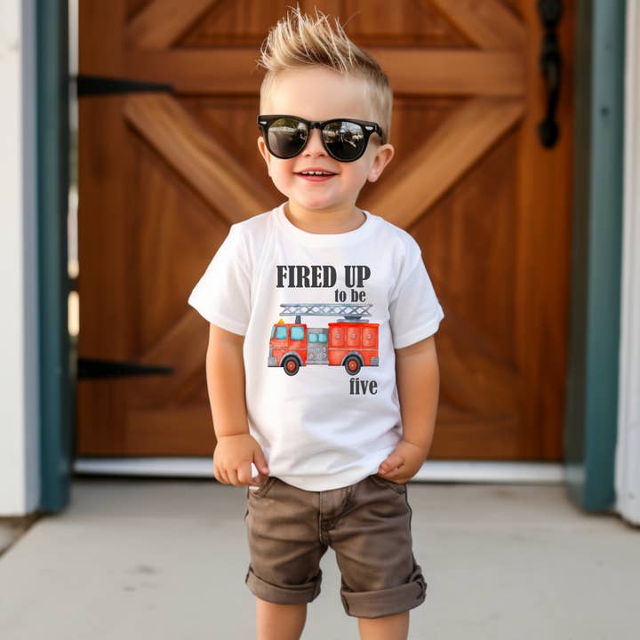 Five Birthday Tee mit weißen und cremefarbenen Optionen von Five Up to be für den Großhandel von ZZ Threadz