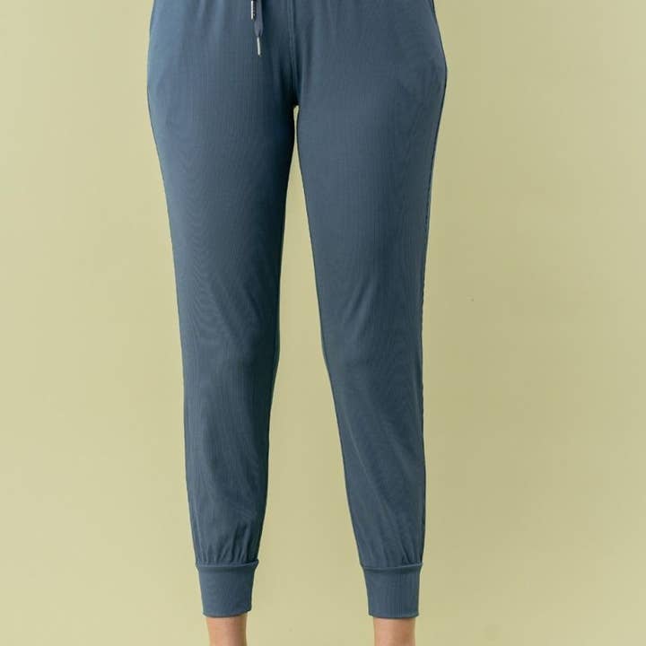 P80063 Hoch taillierte einfarbige Strickjogger für den Großhandel von White Birch