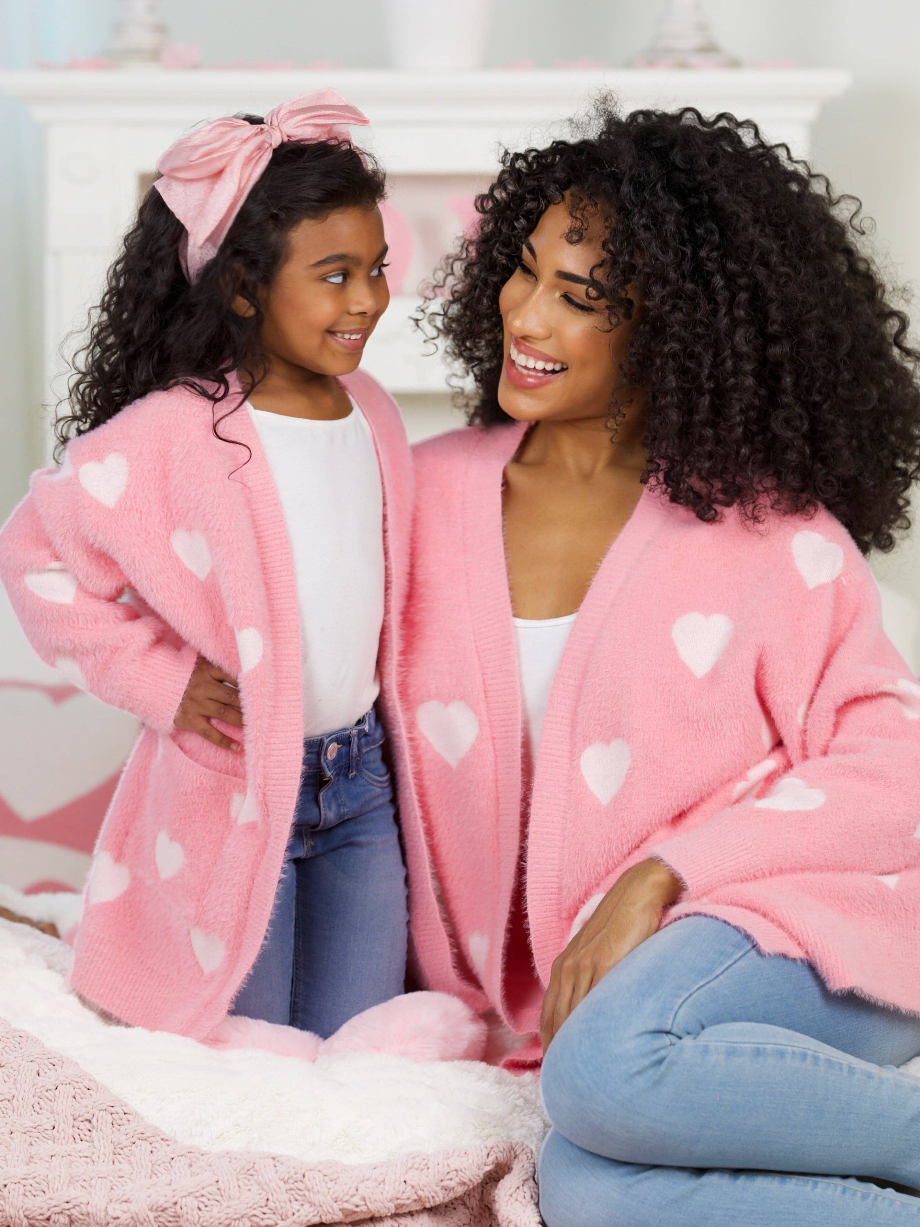 Rosa Cardigan oversize con cuori Mommy and Me Fuzzy All Over in vendita all'ingrosso su Faire0