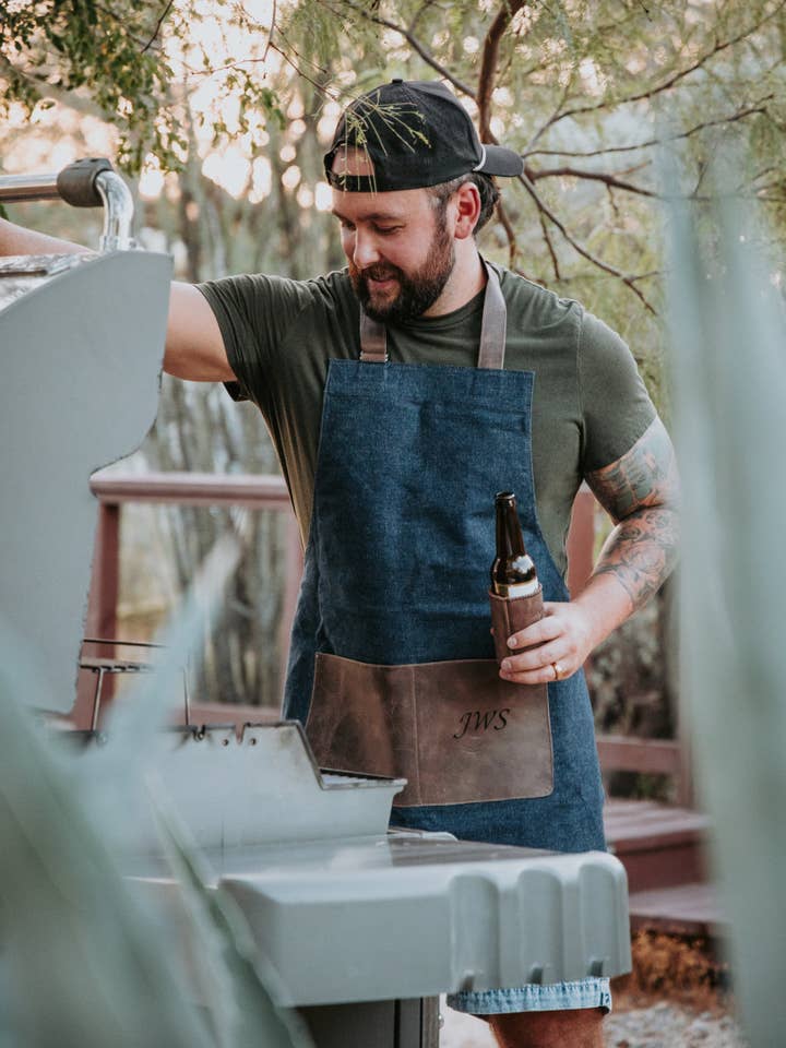 Tablier en jean et cuir haut de gamme fait main pour la vente par Caravari