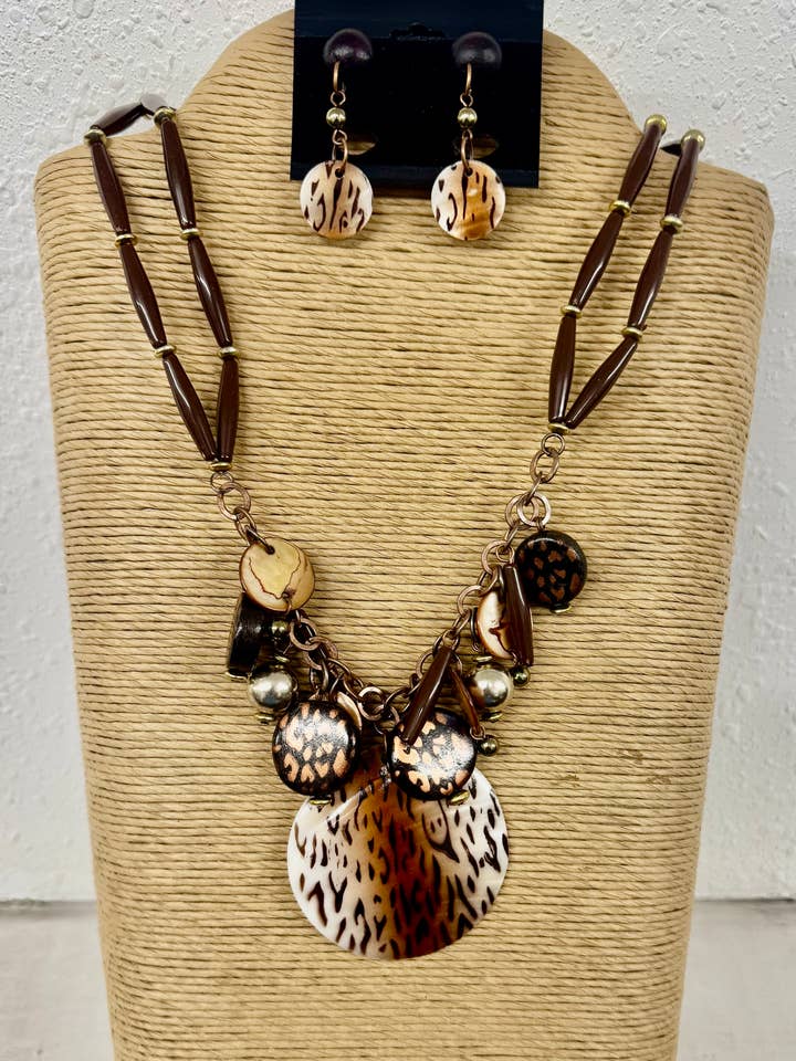 2 STRÄNGAR BRUNT DJURMÖNSTER MED RUNT SKALHÄNGE HALSBAND för wholesale av International Duru's