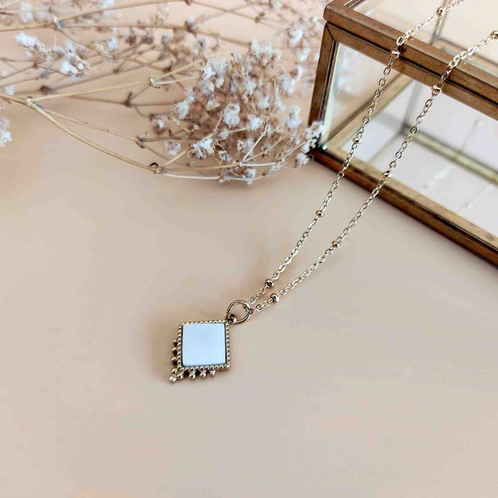 La Fascinante Halskette mit Anhänger aus weißem Perlmutt für den Großhandel von Sophie Bijoux