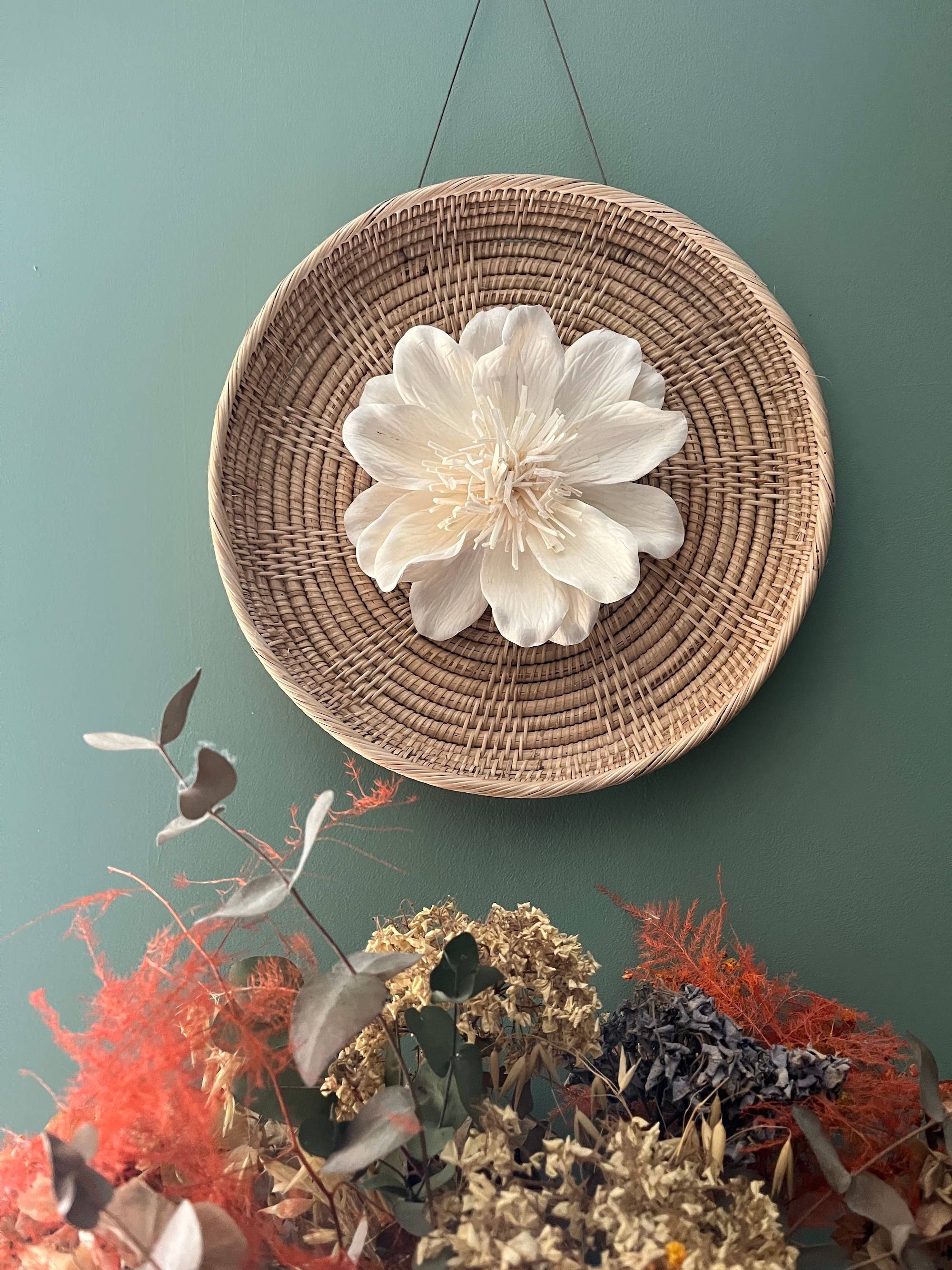 Anoq - Vente Fleurs artificielles - Suspension murale décorative fleur en sola et rotin - SELA2