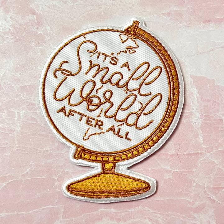Kleiner Weltglobus-Aufnäher für den Großhandel von Charmed & Cozy