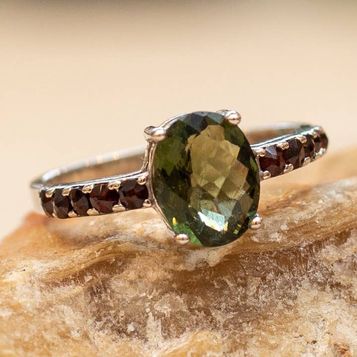 Äkta granat ädelstenring för wholesale av Maral Kunst