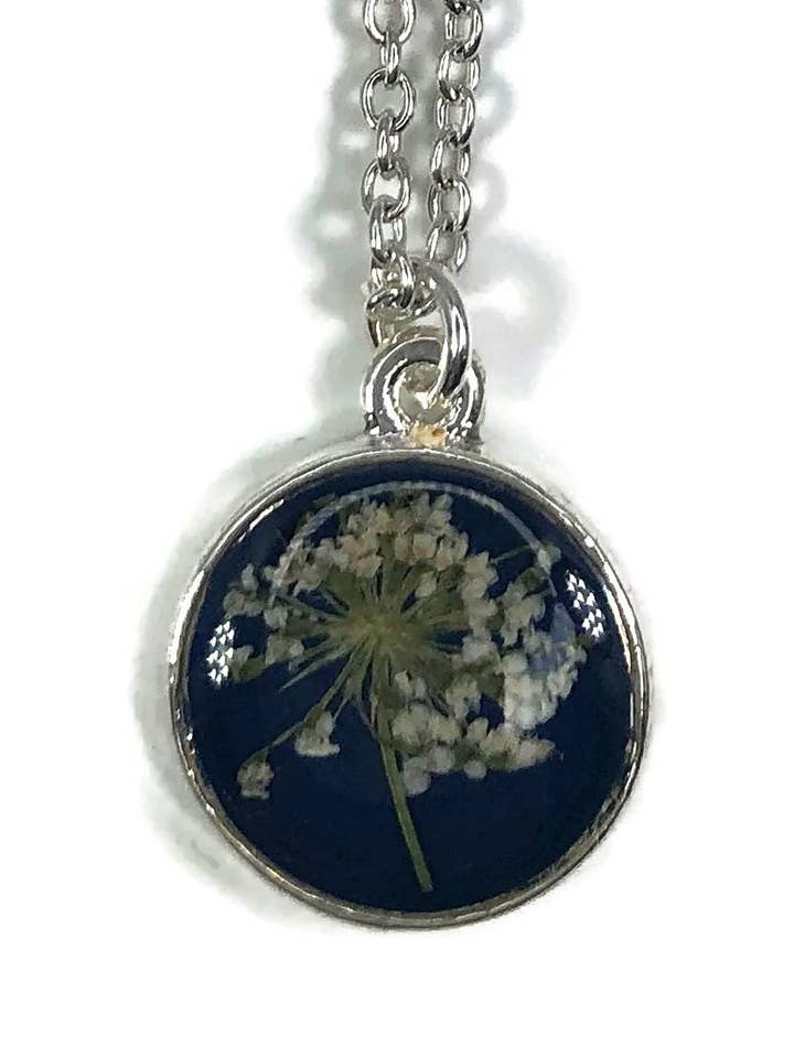 Petit pendentif rond sur chaîne Marina at Midnight pour la vente par Shari Dixon