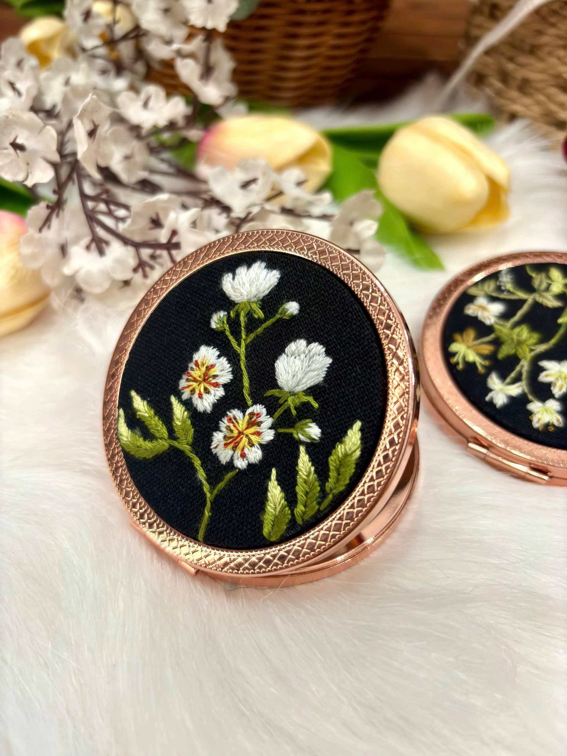 Maple Dream Store – Engroshandel Kompaktspejl – Premium Vintage Blomstret Håndbroderet Lommespejl1