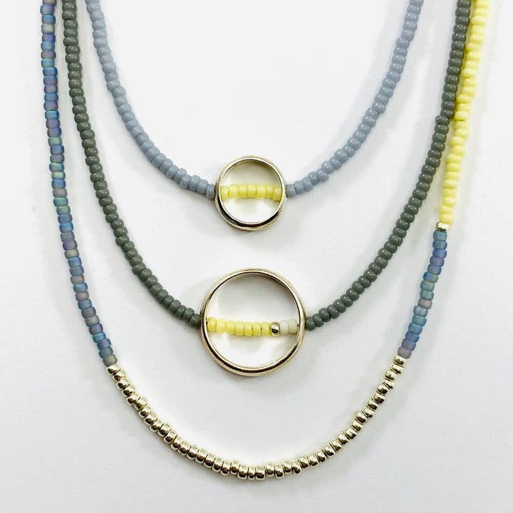 Grays Ensemble de collier triple perles - Pendentif cercle argenté ouvert pour la vente par Sarah Crawford Handcrafted