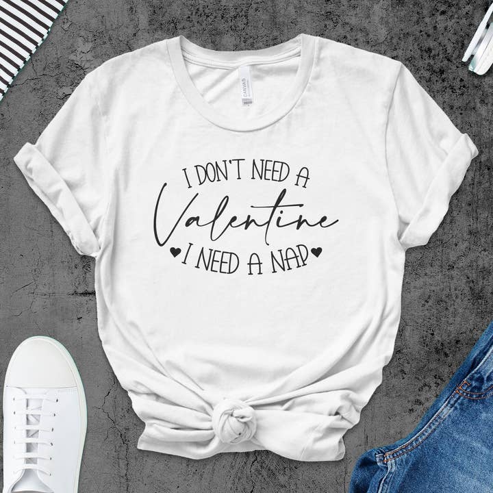 T-shirt engraçada para o Dia dos Namorados, Camiseta Gráfica “I Don't Nede a Valentine I Ned a Nap”, Camisa Casual Feminina Statement, Presente Galentine por atacado de FreakyTeeFactory