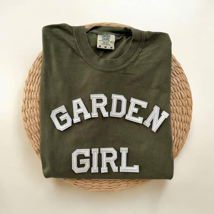 Maglietta a maniche corte GARDEN GIRL Comfort Colors, Regali per amanti delle piante per la vendita all'ingrosso da parte di Threads And Needles, INC.