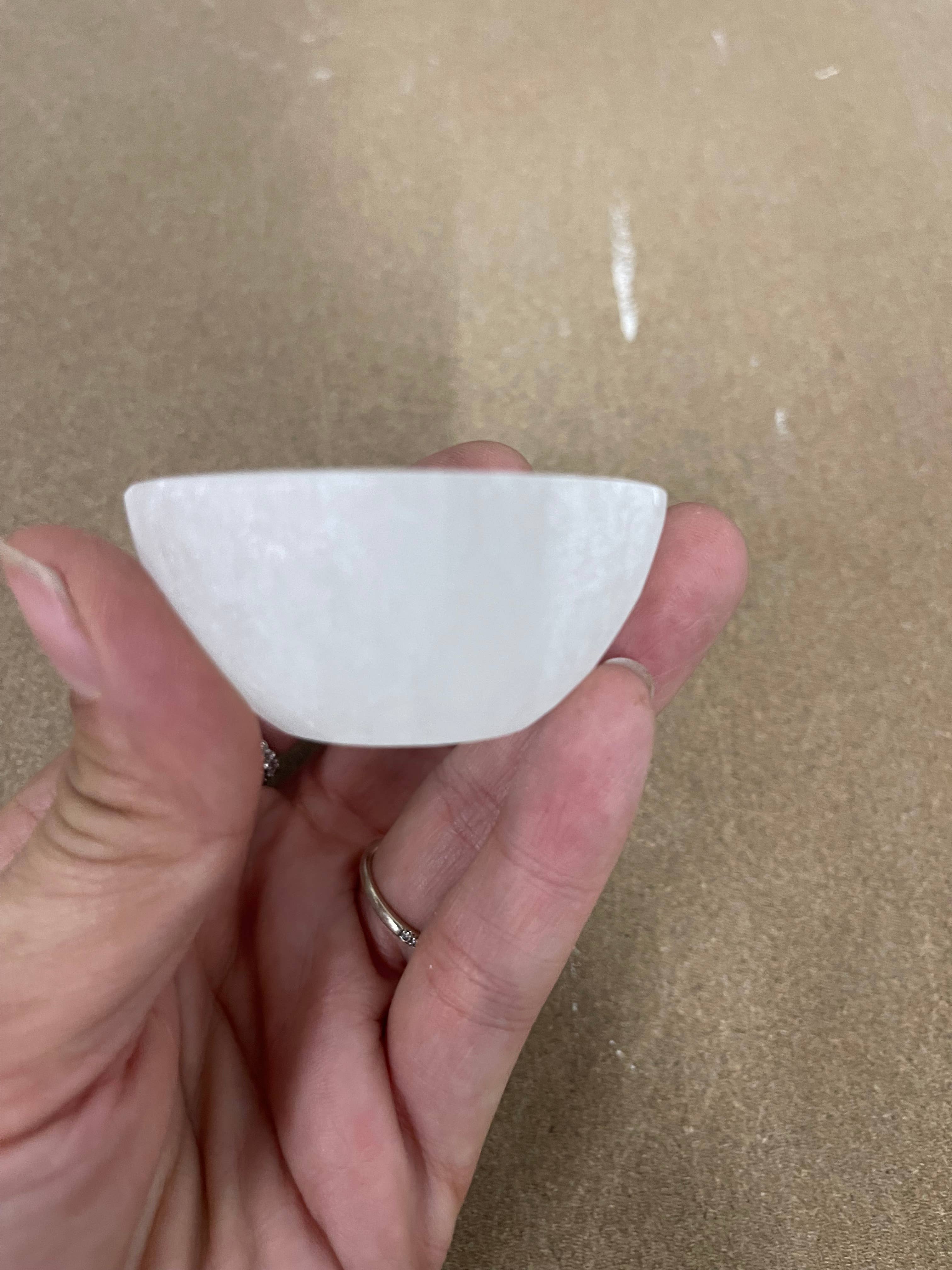 Casablanca Exports - Wholesale Spirituele steen/kristal - Mini ronde bak van 6 cm seleniet1