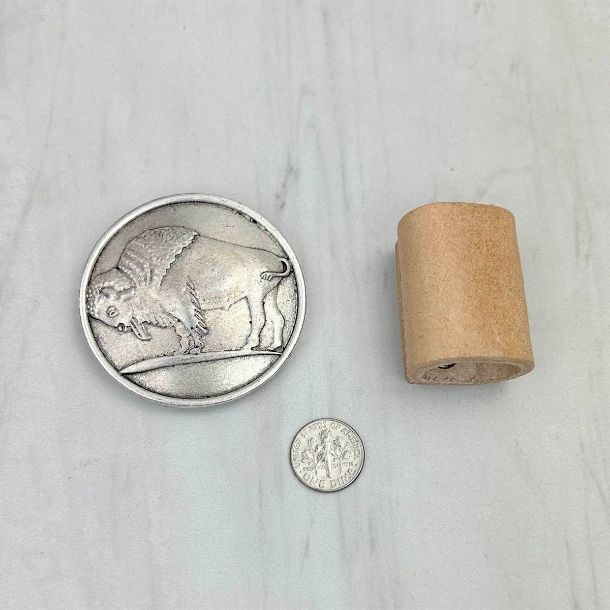 Western Elite Jewelry – Großhandel Kette mit Anhänger/Charm – WRS240615-06 Silbernes Metall mit Rutsche aus Büffelmotiv1