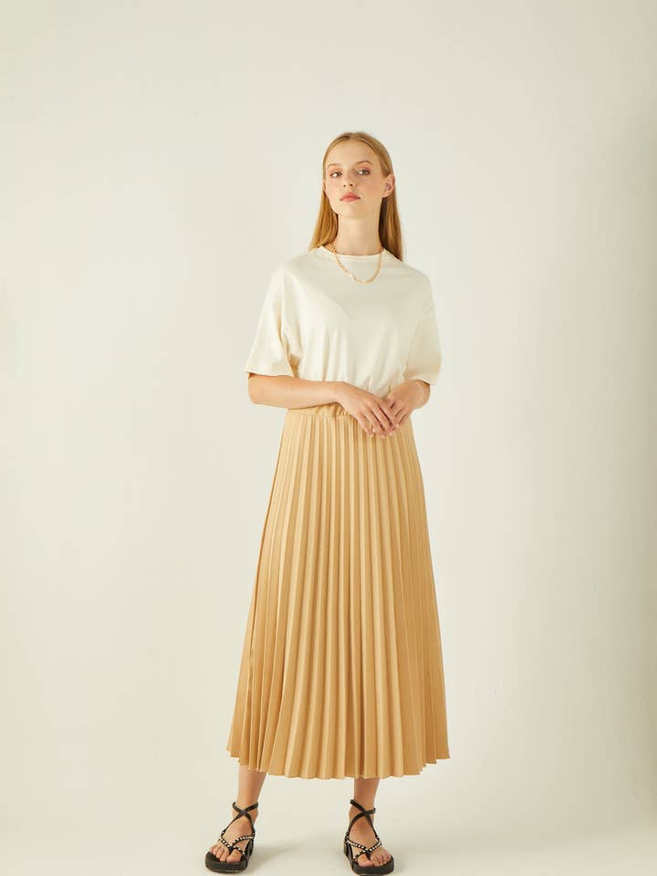 Gonna a pieghe cammello 🌿 per la vendita all'ingrosso da parte di SAARADE