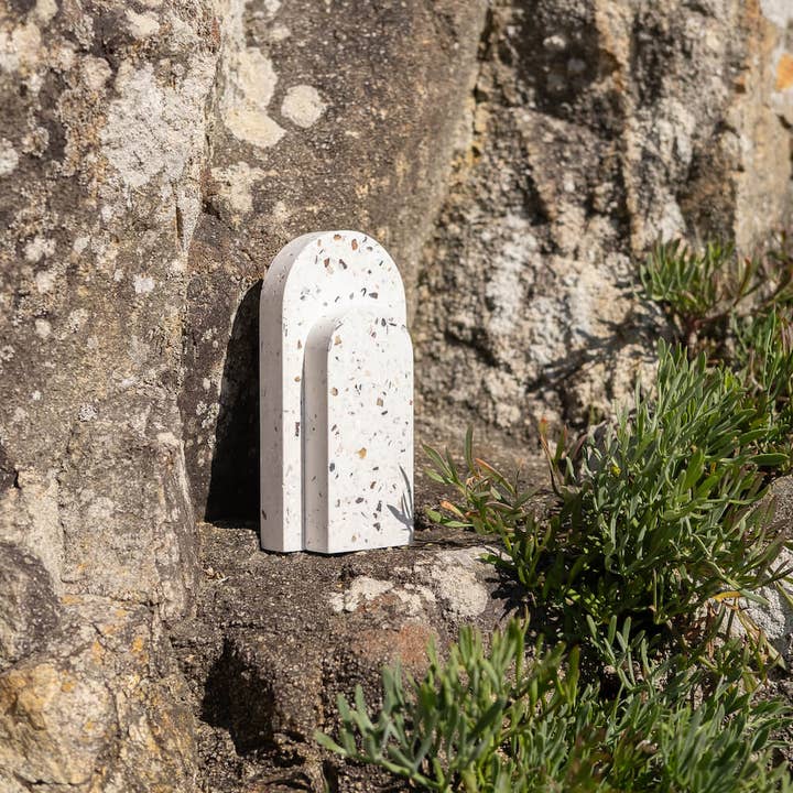 Malàkio - Wholesale Bookcase - Recycled shell bookends