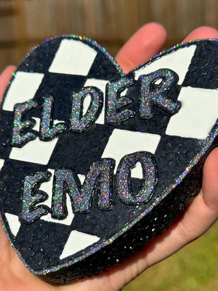 Désodorisant pour voiture en forme de cœur avec paillettes holographiques pour les nostalgiques de l'ère emo. pour la vente par How We Cope, LLC