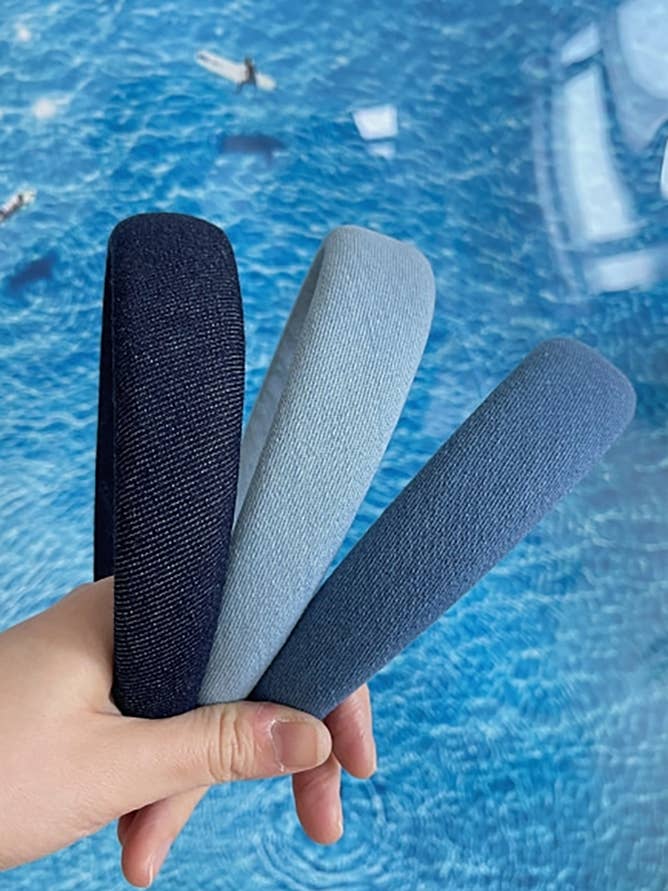 Bandeaux en jean bleu, serre-tête rembourré en denim audacieux pour la vente par MOND HAUS