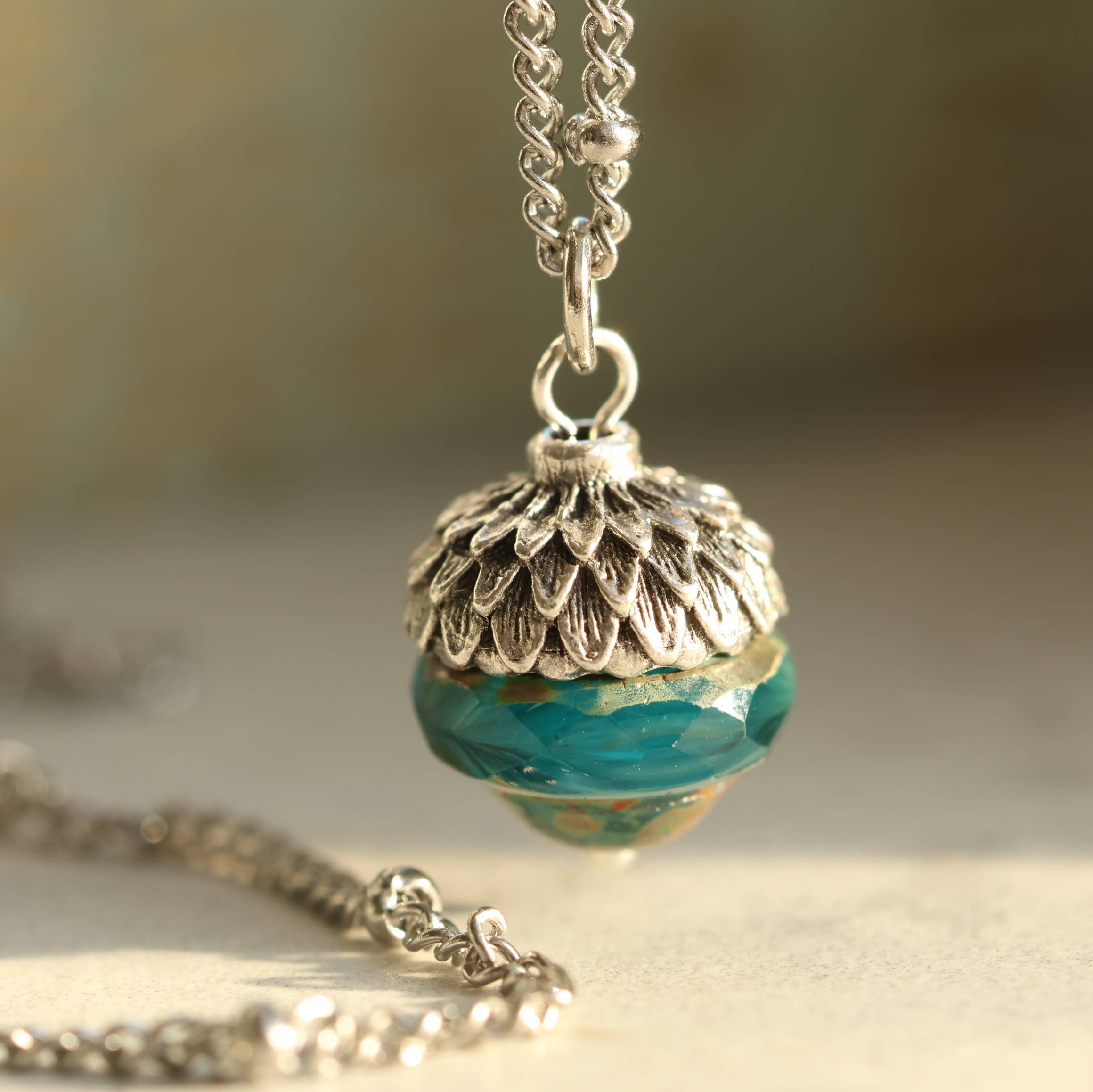 Silk Purse, Sow's Ear – Colar pingente/pendente por atacado – Colar de Bolota Prateada em Azul-Petróleo