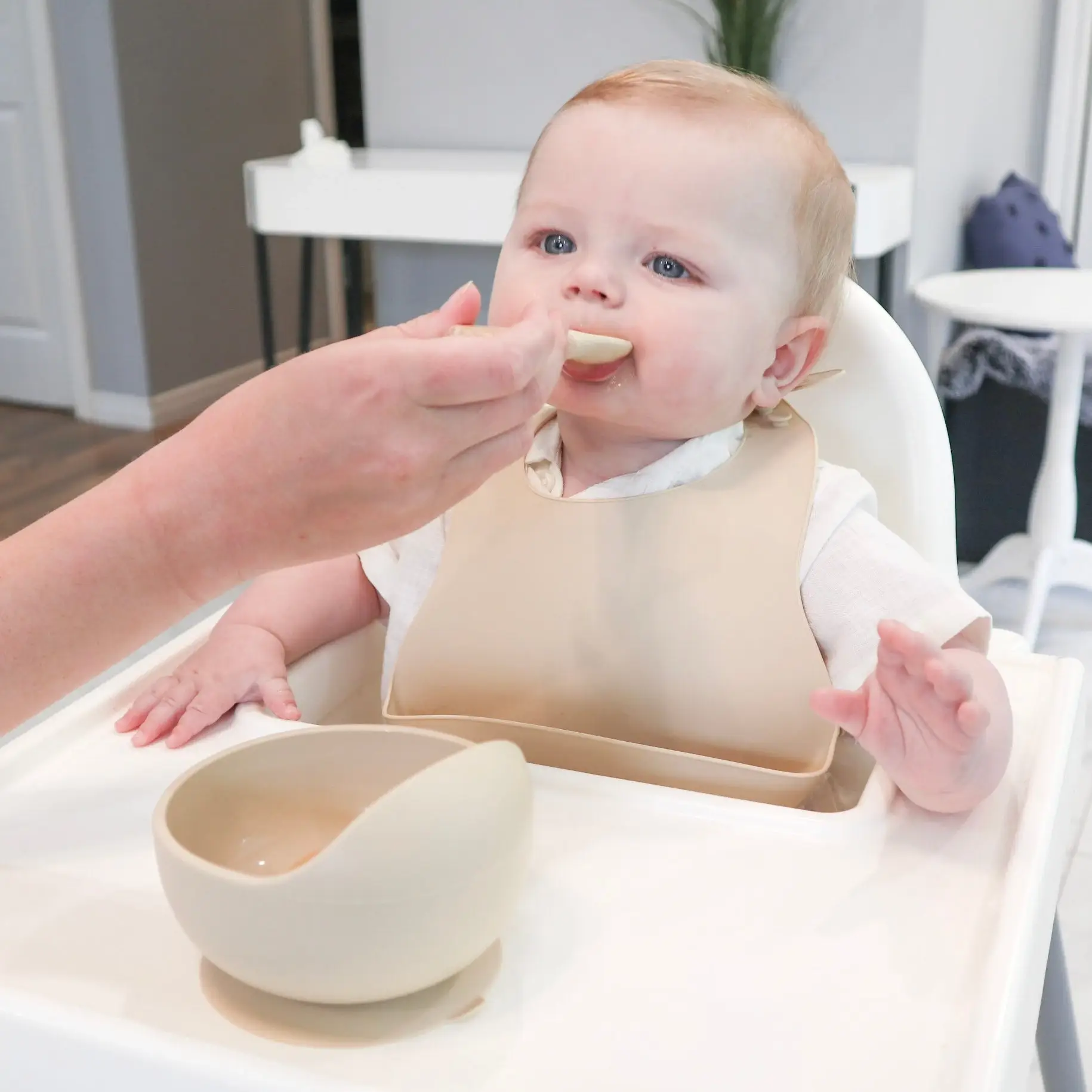 Rosa empoeirada Babador de Silicone - Rosa empoeirado para venda a revendedores na Faire3