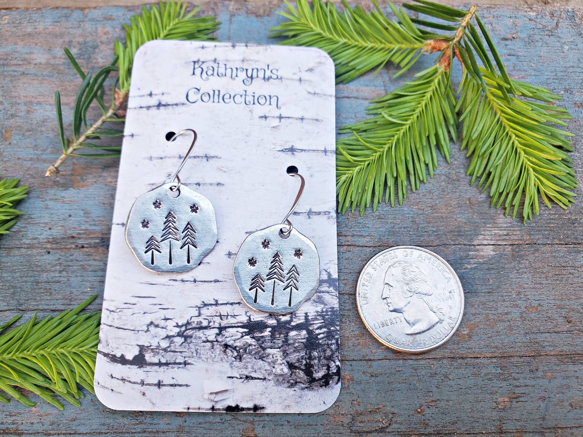 Kathryn's Collection - Vente Boucles d'oreilles pendantes - Boucles d'oreilles en forme de pin, rondes, étain estampé à la main4
