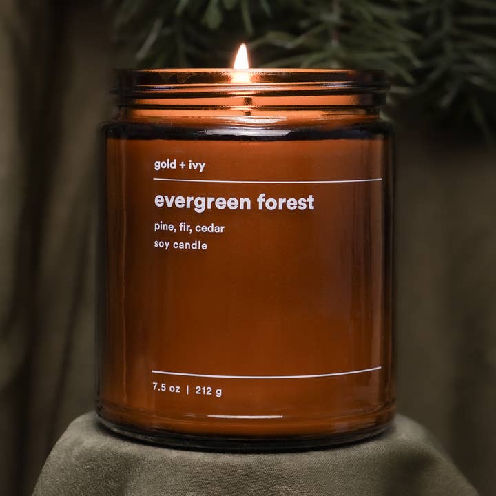 candela di soia alla foresta sempreverde - abete, pino, cedro per la vendita all'ingrosso da parte di gold + ivy