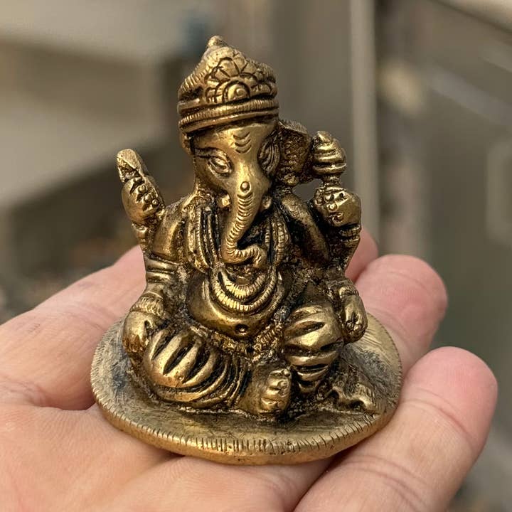 Klein Ganesha-beeld van massief messing, handgemaakt in India voor wholesale door Lungta Imports