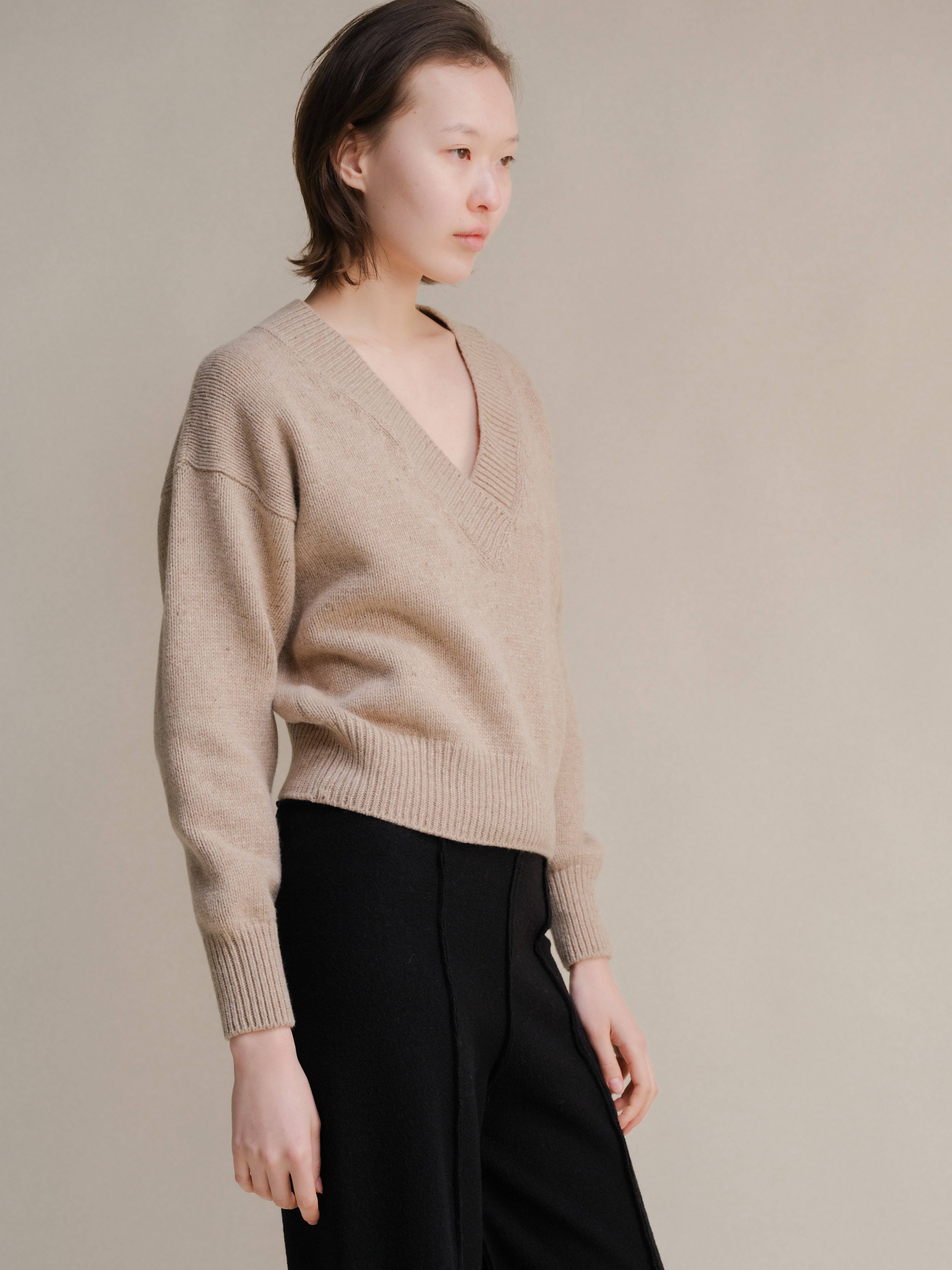 Lèmme – wholesale Knitted jumper – Women′s – Tweed Cropped Double V-Neck Sweater7