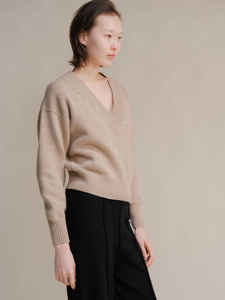 Lèmme – wholesale Knitted jumper – Women′s – Tweed Cropped Double V-Neck Sweater7