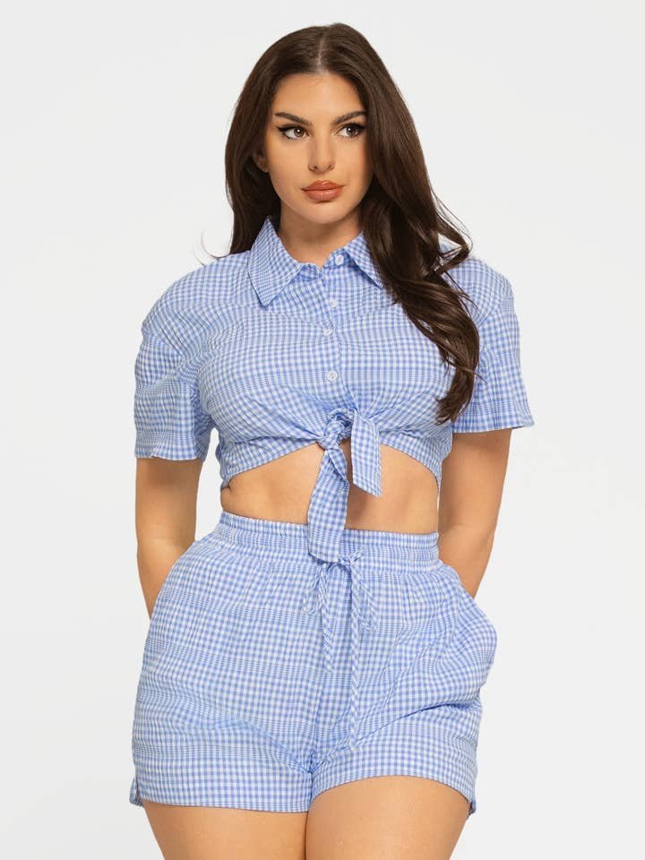 Completo con camicia a quadretti con bottoni e nodo frontale e pantaloncini per la vendita all'ingrosso da parte di Julia by LoveJ