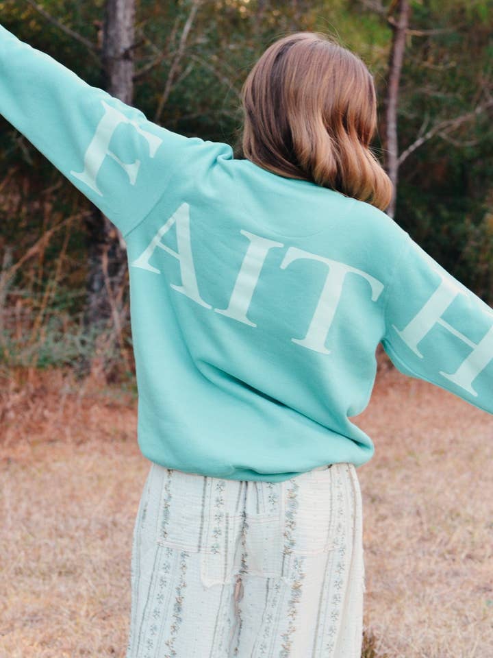 Sweat-shirt bleu canard Faith pour la vente par Southern Bliss Co.