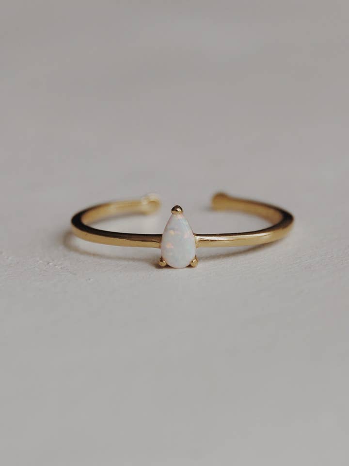 Anello regolabile in opale a goccia per la vendita all'ingrosso da parte di Olive Branch Jewelry & Co.
