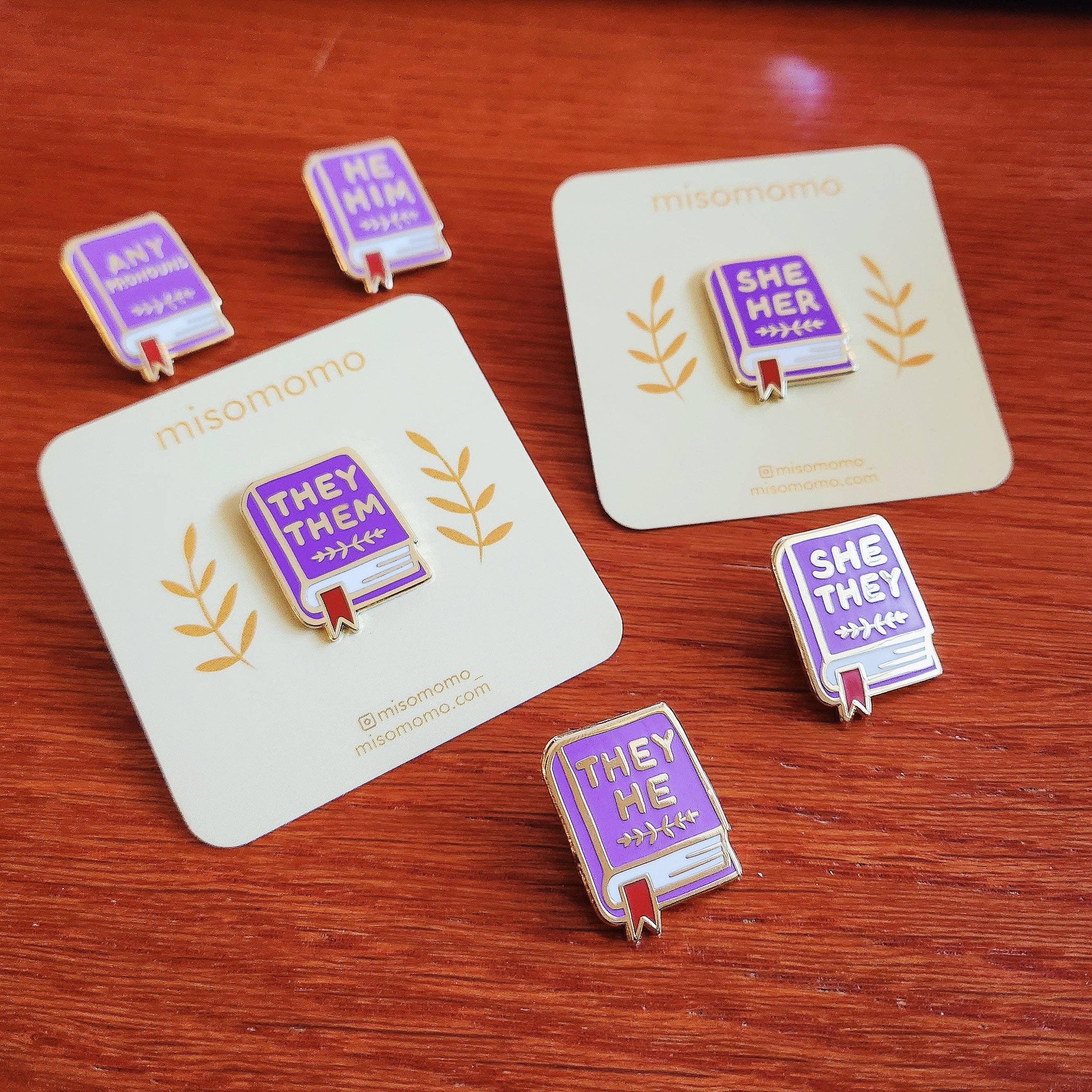 misomomo – wholesale Nål och knapp för kavajslag – Pronomen Book Pin - de/han3
