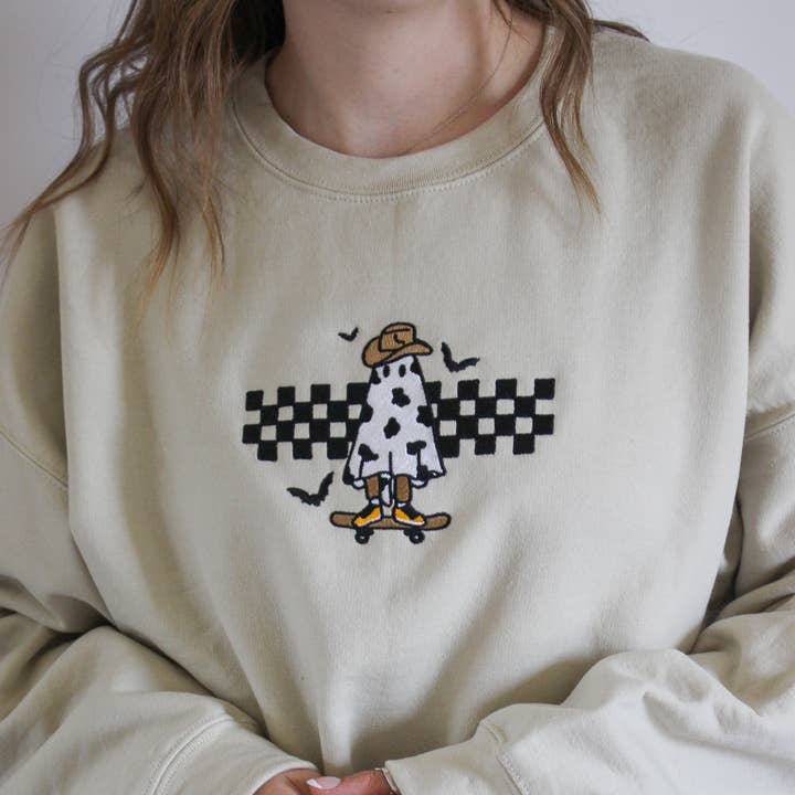 Pull à col rond brodé Cowboy Ghost Halloween pour la vente par SewGenesis