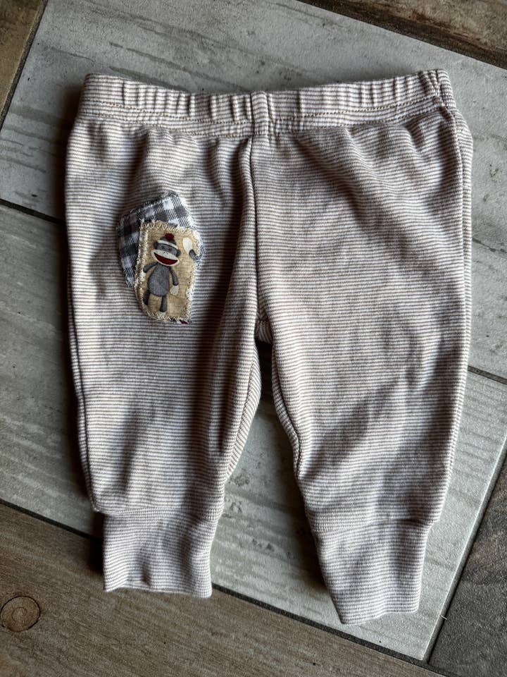 Pantalones de Mono
Talla 0/3M 1 pieza disponible única en su tipo para venta al por mayor de Hammy Downs Threads