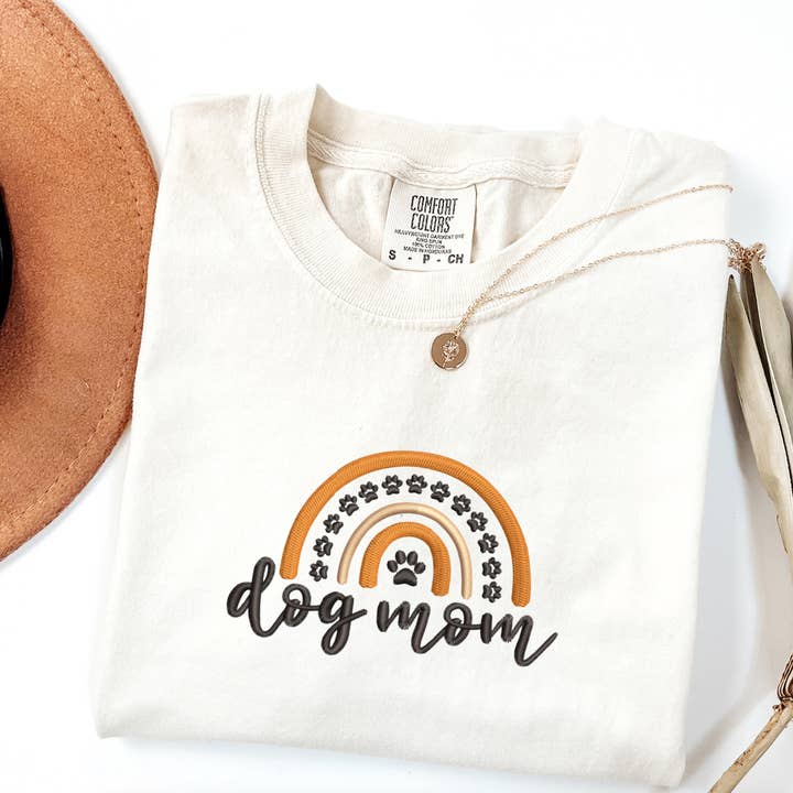 T-shirt bohème brodé Dog Mom, T-shirt minimaliste Dog Mom pour la vente par Pet Creativo