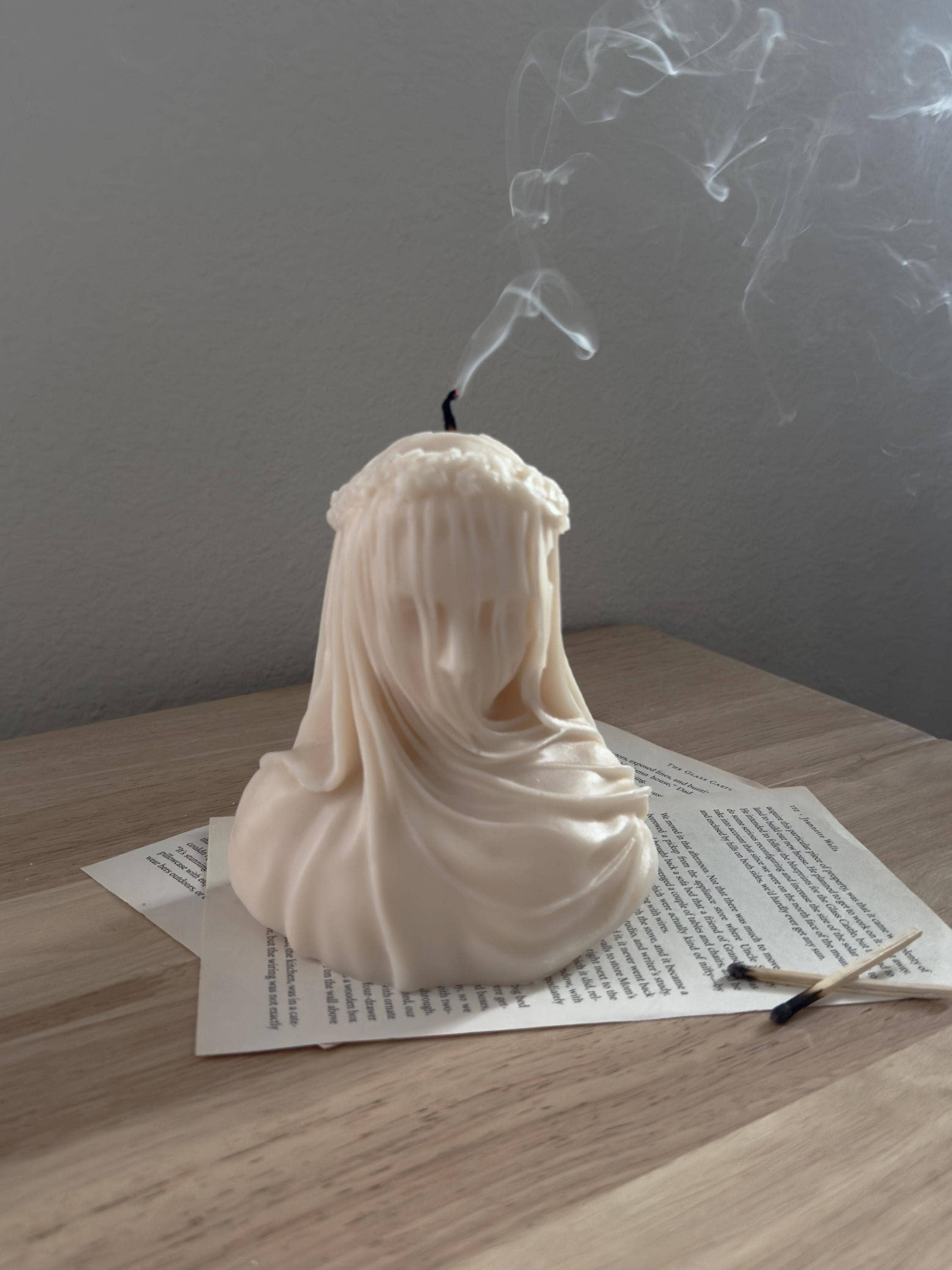 MikuniCandle - Venta al por mayor Velas de diseño llamativo - Decoración Minimalista de Vela de Dama Velada de Antonio Corradini1