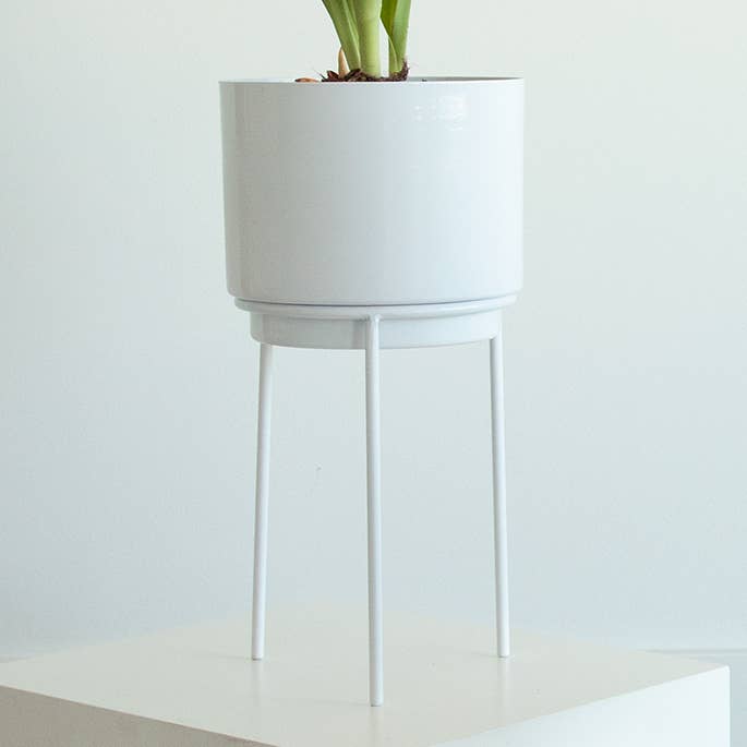 VASO BIANCO CON SUPPORTO IN METALLO HF per la vendita all'ingrosso da parte di Helio Ferretti