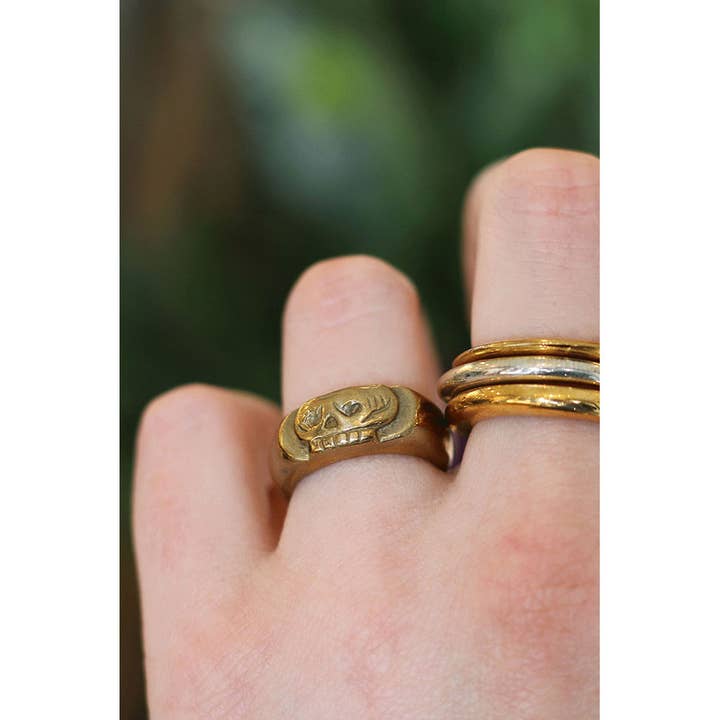 Skull Signetring for engroshandel hos Line & Label