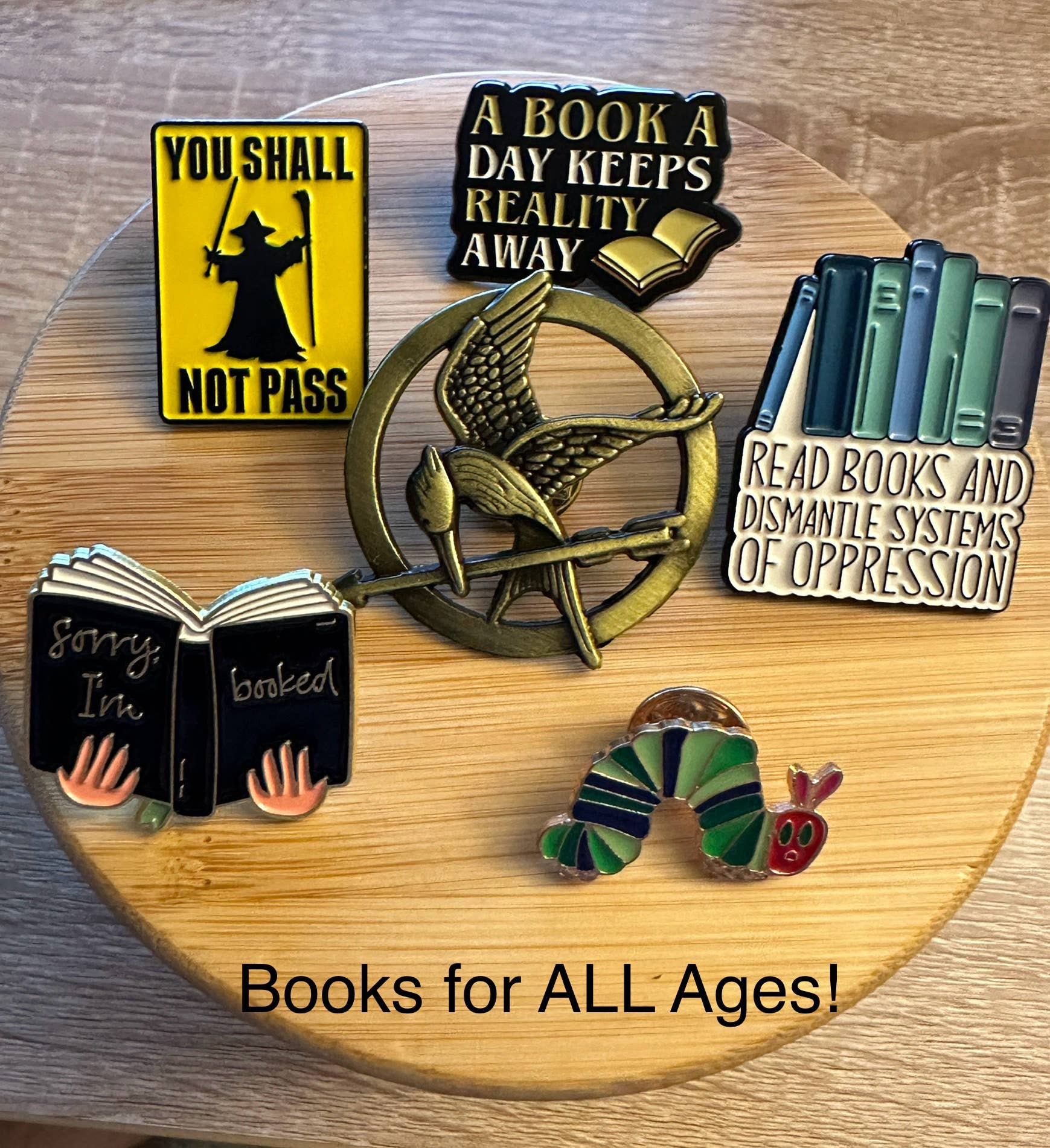 Scribble & Scroll - Venta al por mayor Botón/prendedor - Alfiler esmaltado, diseño aleatorio popular2