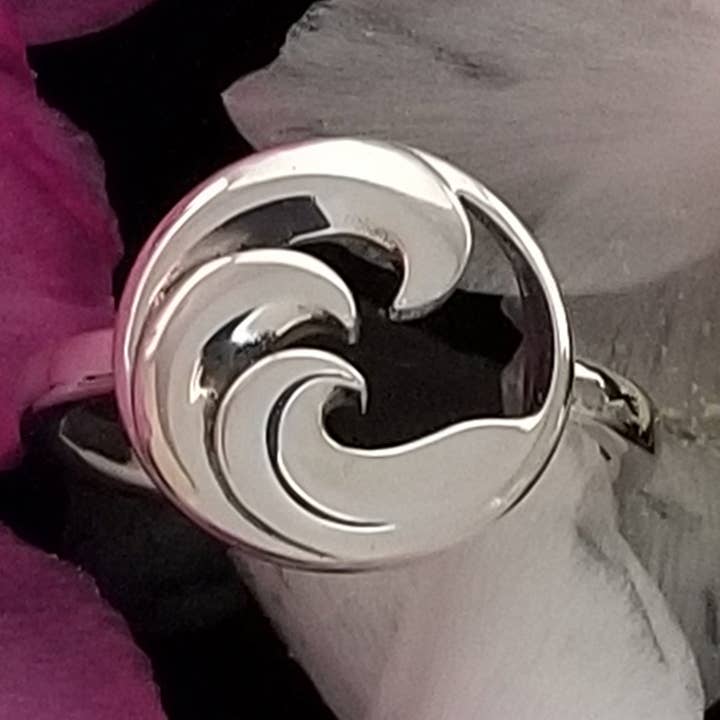 Sterling Silver 3-vågsring för wholesale av Zeppo Merchandisers Inc