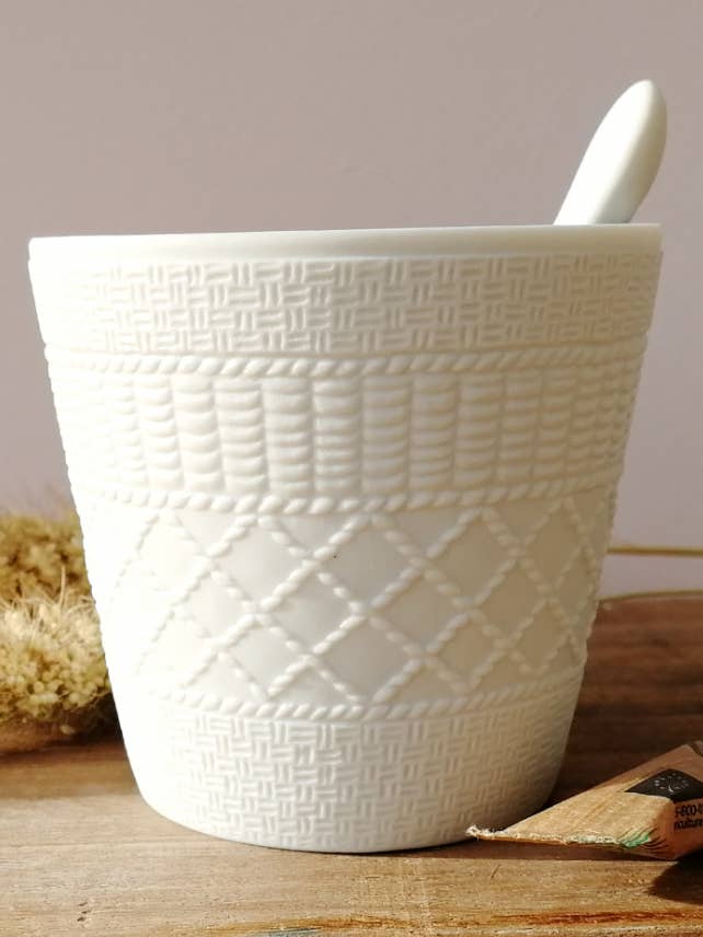 Petite tasse Bucolique (gravure cannage) pour la vente par SUBTILE HOME