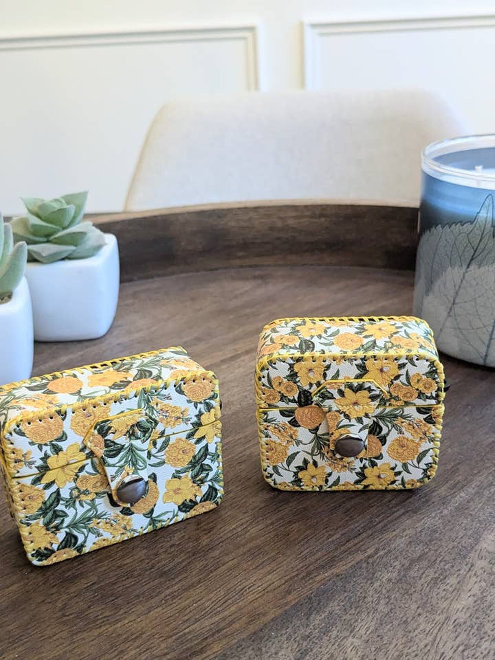 Süße AirPods-Hülle mit gelbem Blumenmuster für Pro/Pro2 und 3. Generation für den Großhandel von Cutepaws Phone Case