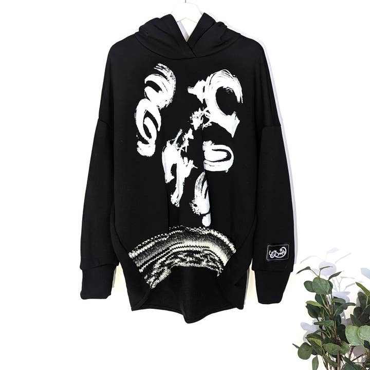 Substantiële hi-lo warme capuchontrui met graffitiprint en gebreid zoomdetail (M-L) voor wholesale door Tempest Designs