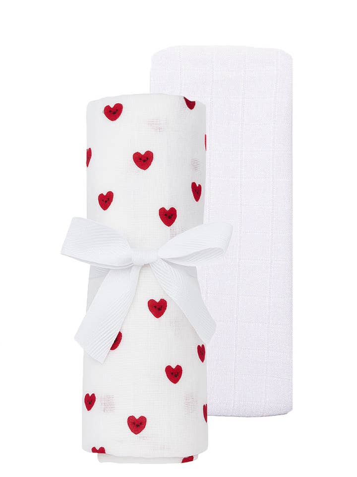 Lot de 2 langes en mousseline, un blanc et un blanc avec imprimé cœurs pour la vente par Liliput